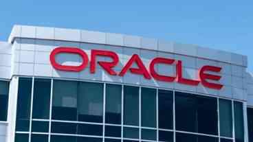 Oracle demite enquanto investe em IA