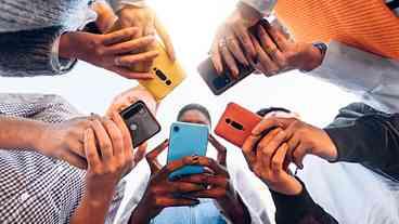 Pais na Grécia buscam afastar filhos das redes sociais