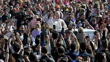 Papa critica concentração de riqueza e pede mudanças