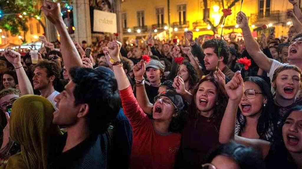 Portugal marca 52 anos da Revolução dos Cravos