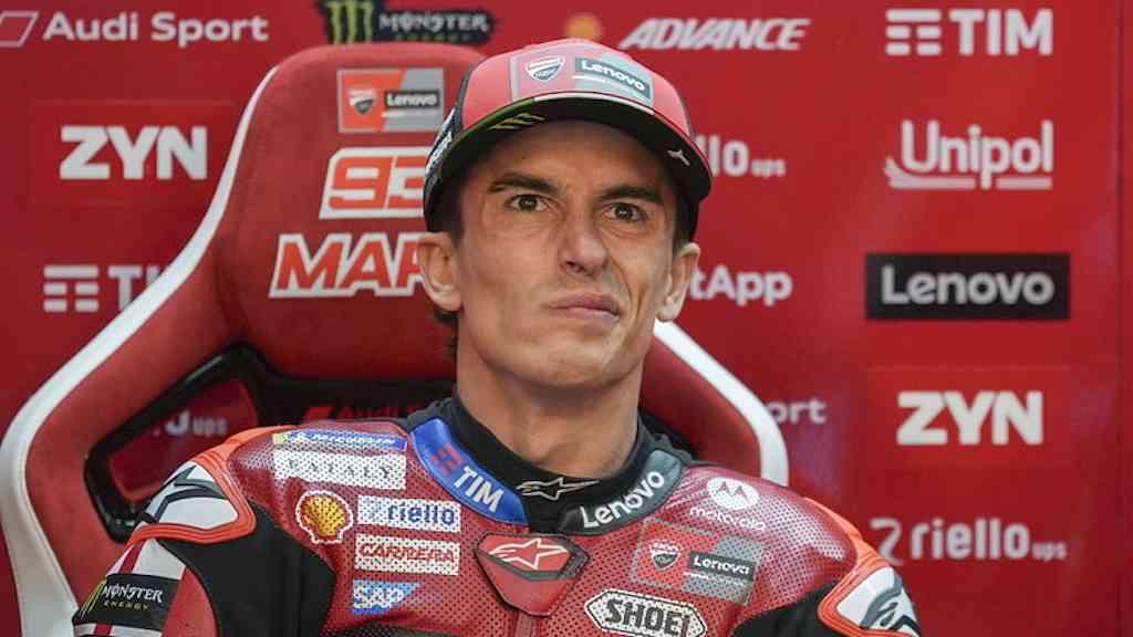 Marc Márquez cai, se recupera e vence sprint na Espanha