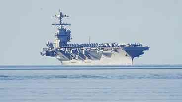 Irã ataca navio dos EUA em Ormuz; Washington nega