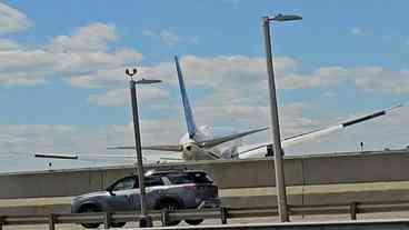 Avião da United Airlines colide ao pousar em Newark