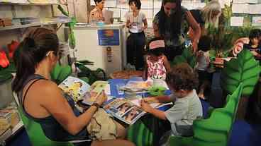 53% das Famílias Brasileiras Não Lêem para Crianças