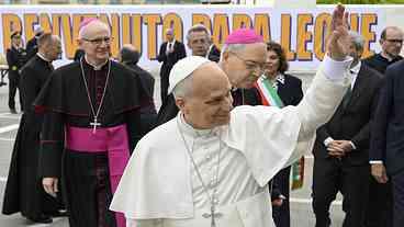 Papa Leão XIV pede paz em aniversário de eleição