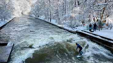 Surfistas experientes desafiam a onda do Eisbach