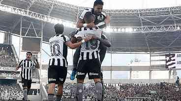 Botafogo vence Corinthians e se aproxima da Libertadores