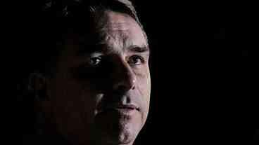 Lula Avança nas Pesquisas e Flávio Bolsonaro Enfrenta Crise