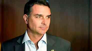 Flávio Bolsonaro viaja aos EUA em busca de Trump