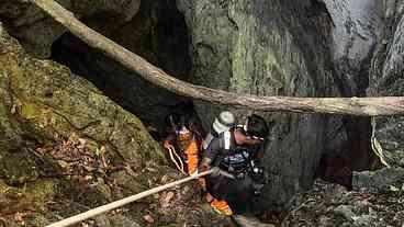 Resgate de cinco pessoas em caverna no Laos