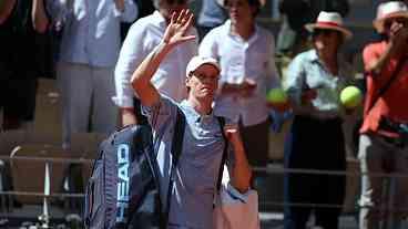 Sinner é eliminado após virada histórica em Roland Garros