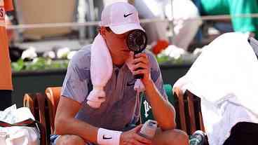 Sinner reage à eliminação em Roland Garros