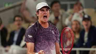 João Fonseca avança em Roland Garros após vencer Ruud