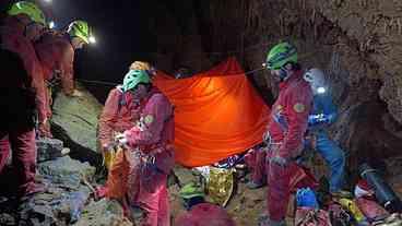 Espeleólogo Resgatado Após 12 Horas em Caverna na Itália
