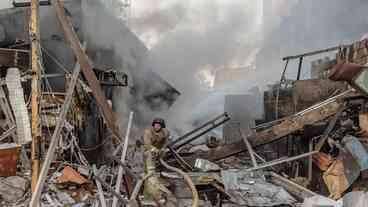 Bombardeio russo mata quatro perto de Kiev