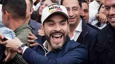 La Espriella vence Cepeda em eleição apertada na Colômbia