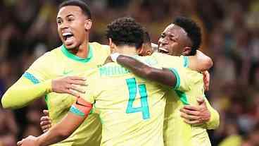 Brasil, no sufoco, chega às oitavas com gol no último minuto