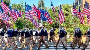Neonazistas marcham por Washington, no aniversário dos EUA