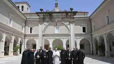 Papa pede fim das guerras em visita surpresa a Montecassino
