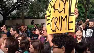 Shopping é condenado por caso de discriminação racial em...