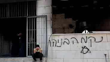 Mesquitas são incendiadas por colonos israelenses na...