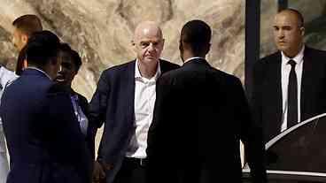 Fifa reage à crise com desculpas e apoio a Infantino