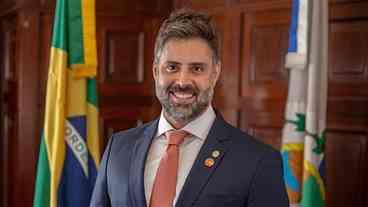 Carro atinge ex-deputado Alexandre Freitas na Lagoa