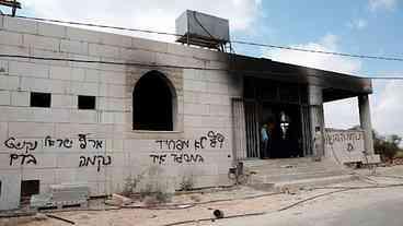 Tropas israelenses entram em choque com colonos na Cisjordânia