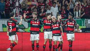 Flamengo vence duelo com Cruzeiro e segue vivo na Libertadores