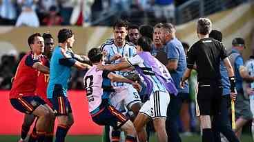 Fifa pune Argentina por faixa das Malvinas e briga na Copa