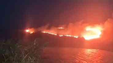 Incêndio avança sobre área protegida de Búzios