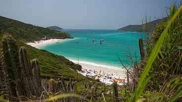Arraial do Cabo restringe acesso de carros ao Pontal do Atalaia