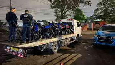 Carreta com motos é roubada na Dutra e motorista vira refém