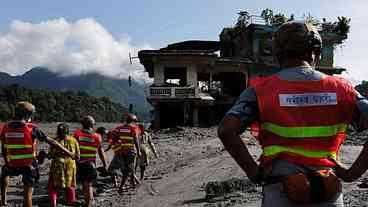 Ameaça de nova enxurrada interrompe resgates no Nepal