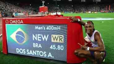 Alison dos Santos é recordista mundial dos 400m com barreiras