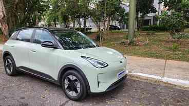 Geely EX2 põe eletrificação à prova no uso urbano