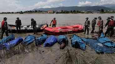 Após desastre com quase mil mortos, Nepal faz enterros coletivos