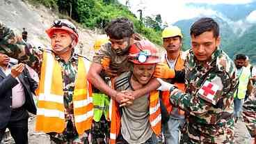 Mais de 100 trabalhadores ainda estão presos em túneis, no Nepal