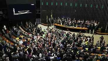 Parlamentares do PT repudiam decisão de Mendonça contra PF