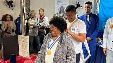 Tia Surica é condecorada com Medalha Chiquinha Gonzaga
