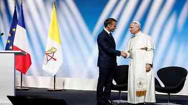 Macron revê decisão e participa de missa do papa na França