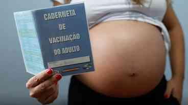 Baixa vacinação contra gripe e covid ameaça gestantes