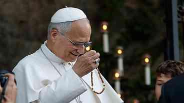 Papa reúne centenas de crianças no Vaticano em apelo pela paz