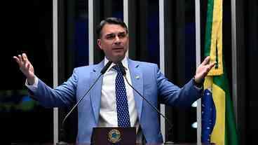 Flávio Bolsonaro chega ao primeiro turno sob investigação