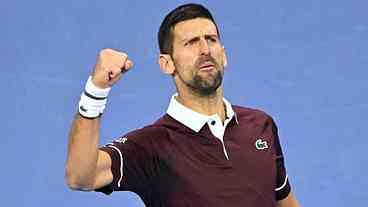 Djokovic chega à final na China após desclassificação de Medvedev