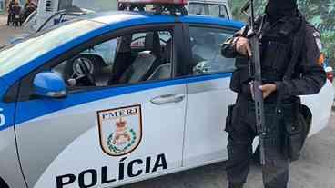 Criminosos invadem escola durante fuga da PM em Curicica