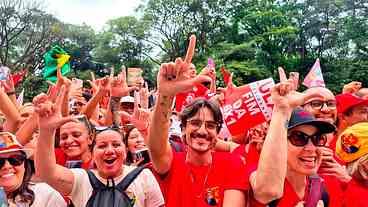 Lula reúne multidão histórica na Avenida Paulista, em ato público