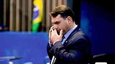 Flávio Bolsonaro volta atrás, sob pressão, e aprova fim da escala 6x1