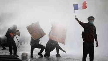 França enfrenta tensão interna e corrida presidencial dividida