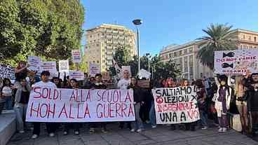 Jovens italianos vão às ruas contra armas e por educação